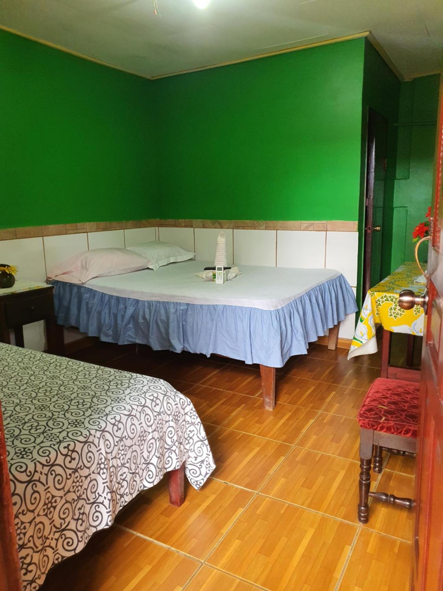 Hotel Economica Coxen Hole Extérieur photo