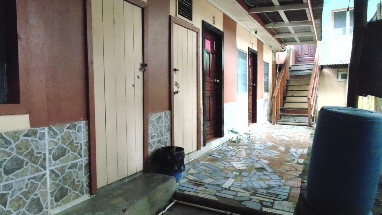 Hotel Economica Coxen Hole Extérieur photo